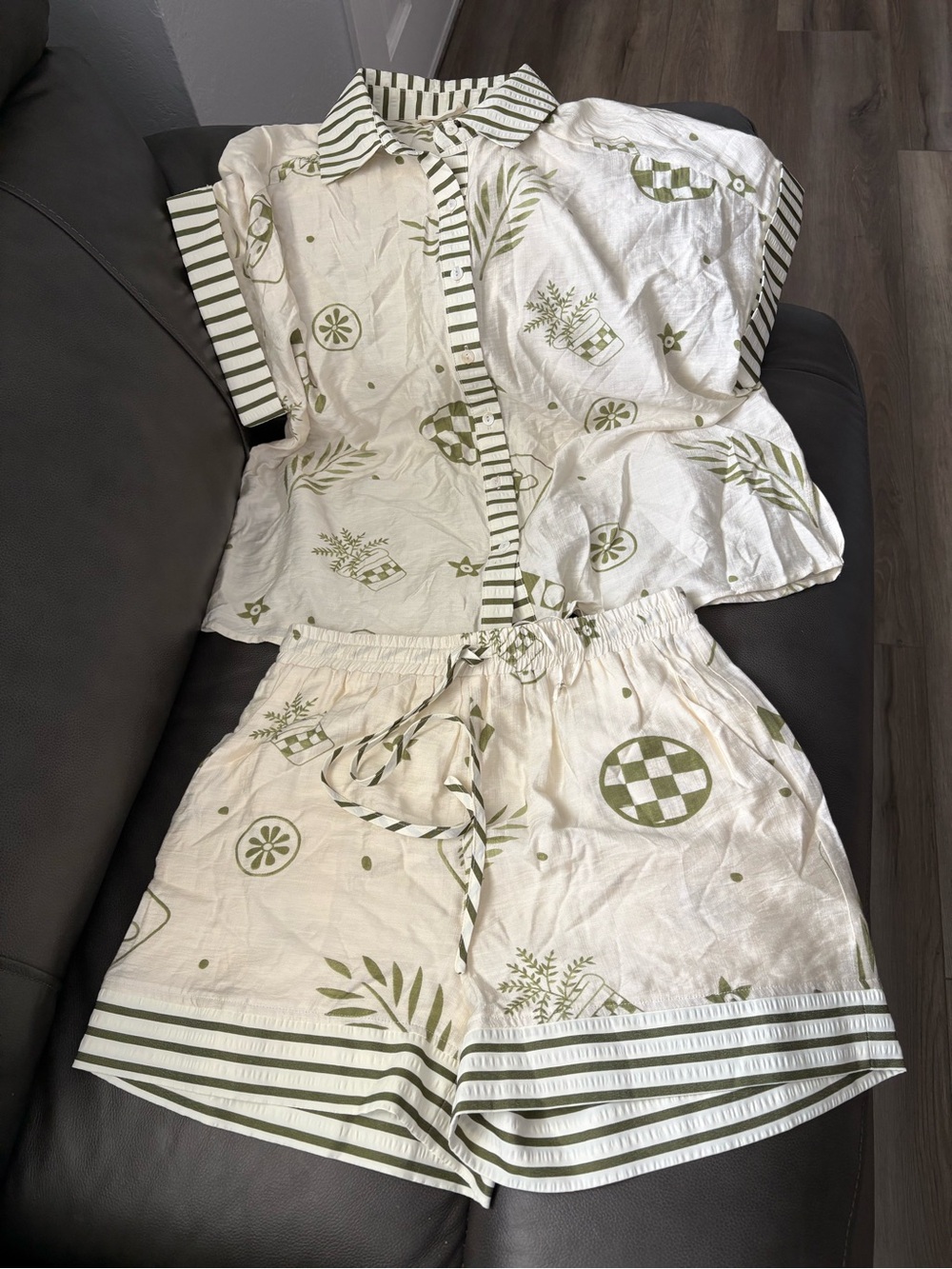 ❤️ NEW entro Cream Top with Olive Green Leaf Print shorts  set